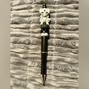 Black and White Robot Pen